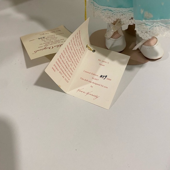 Victoria Ashlea Originals Collector Porcelain Doll Susan on Display Stand - Picture 4 of 5